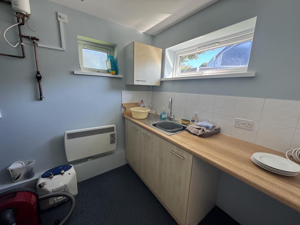 Lot: 52 - DETACHED OFFICE WITH PARKING FOR FOUR VEHICLES - Kitchenette